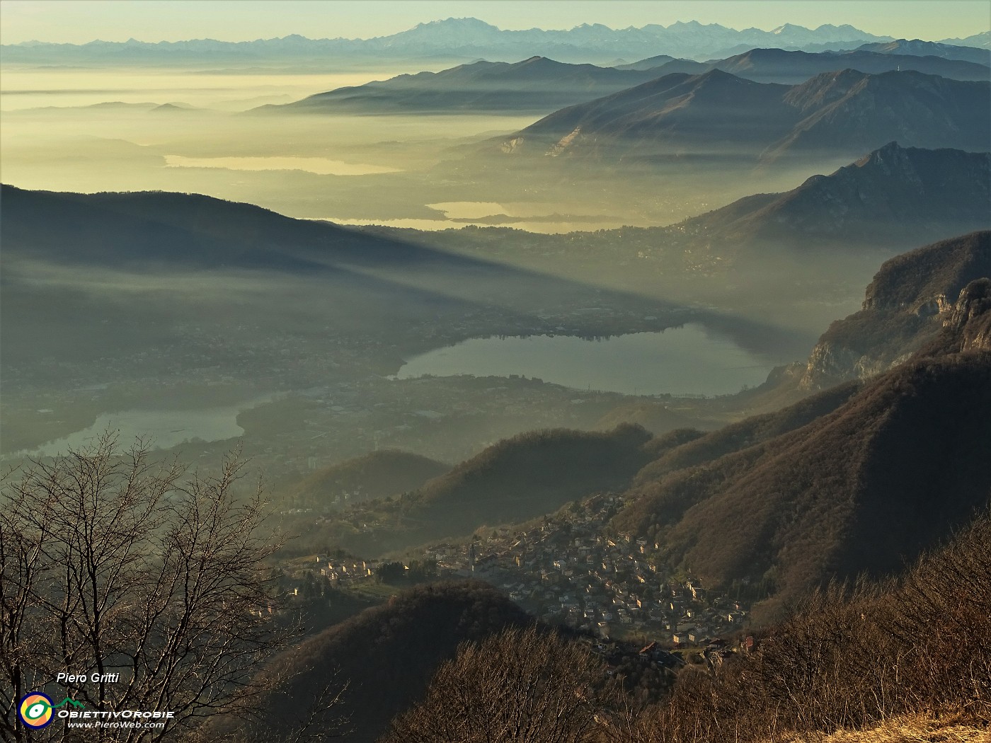 64 Vista dal Monte Tesoro verso i laghi di Lecco fin verso il Monte Rosa nella luce dell'imminente tramonto.JPG